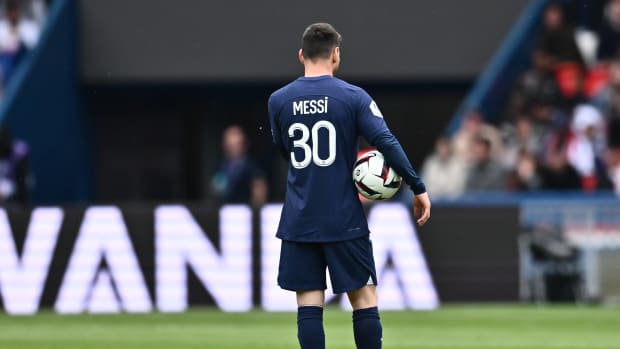 Messi de espaldas con uniforme del PSG